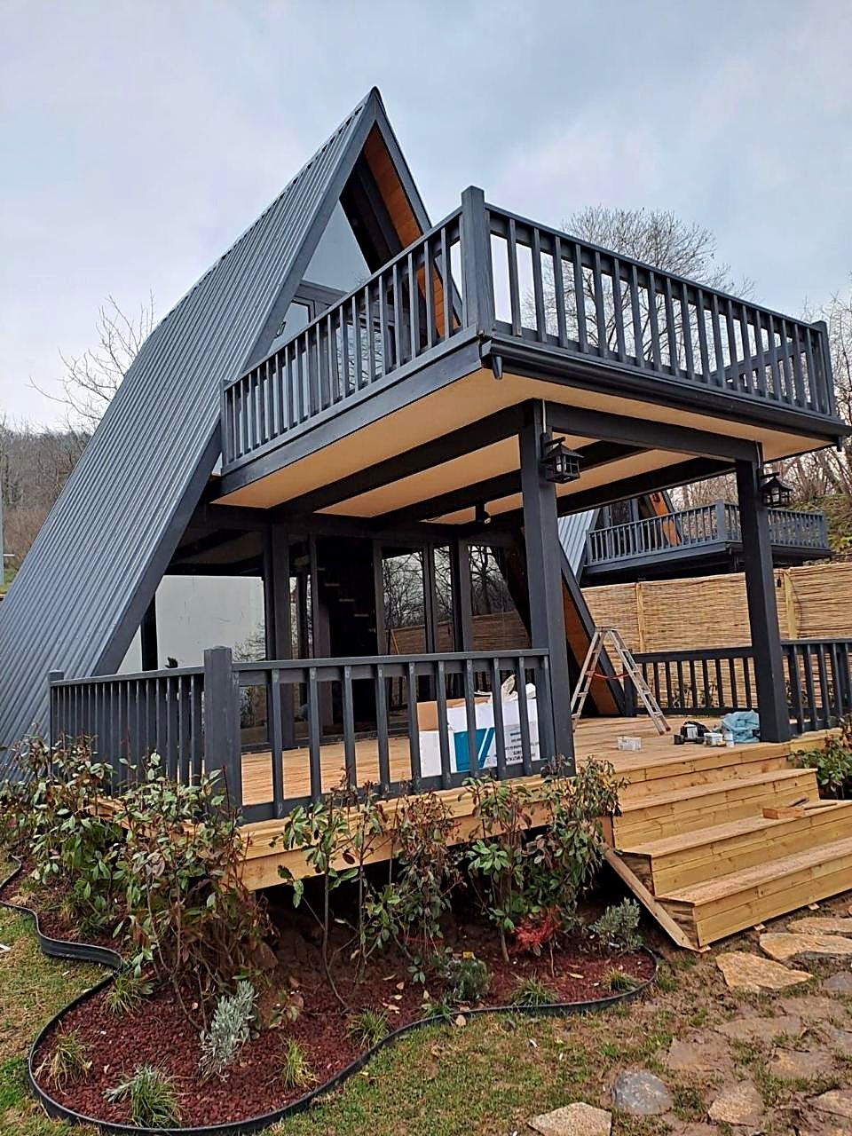 Cabaña Alpina Grafito, estructura A-frame con terrazas