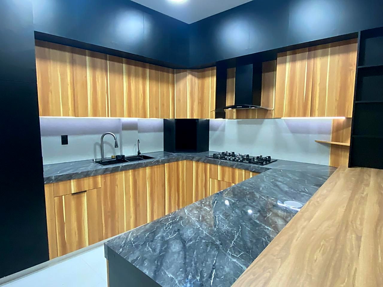 Cocina Ébano y Nogal con iluminación LED