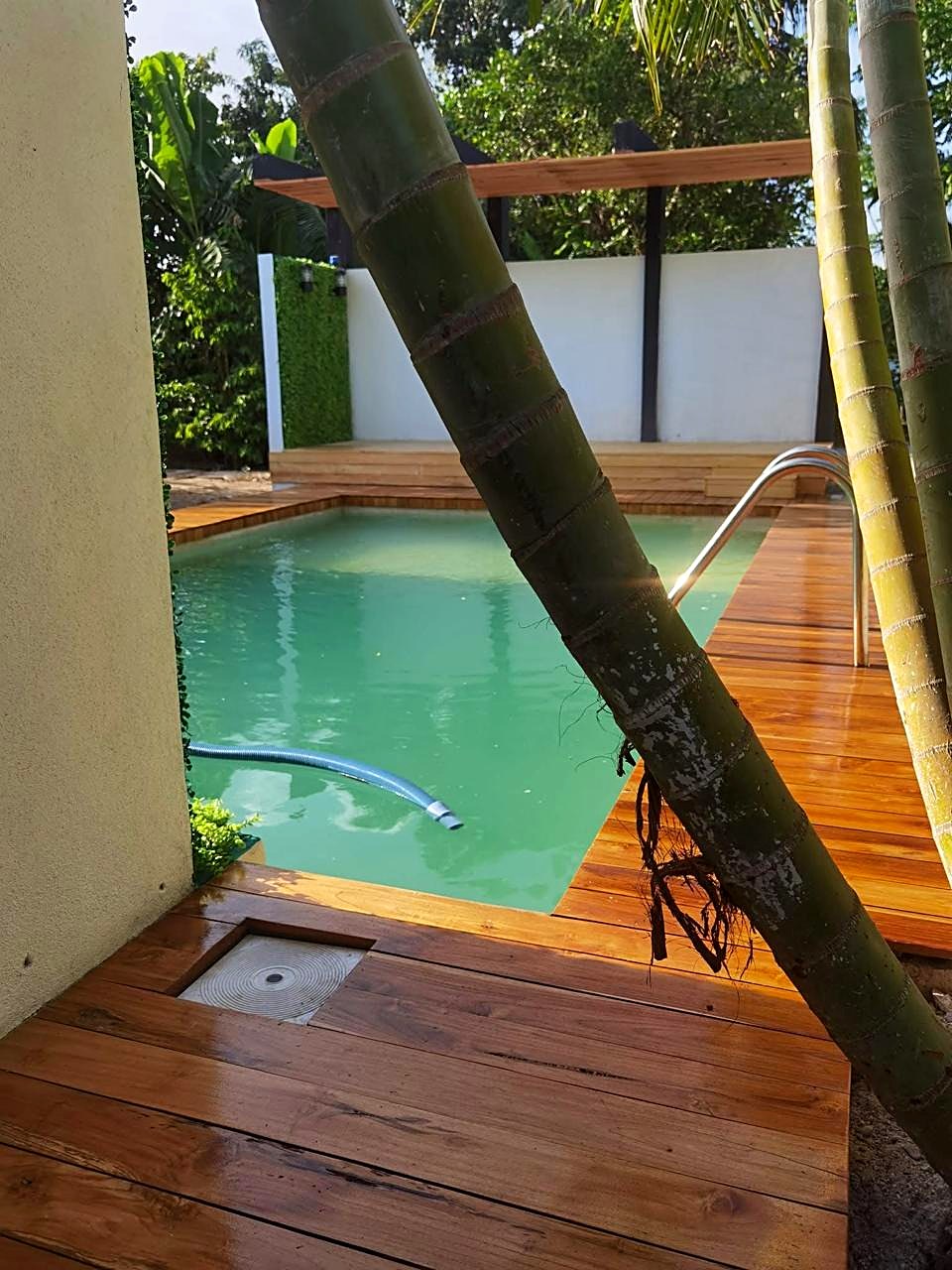 Alberca Oasis de Madera con deck y pérgola