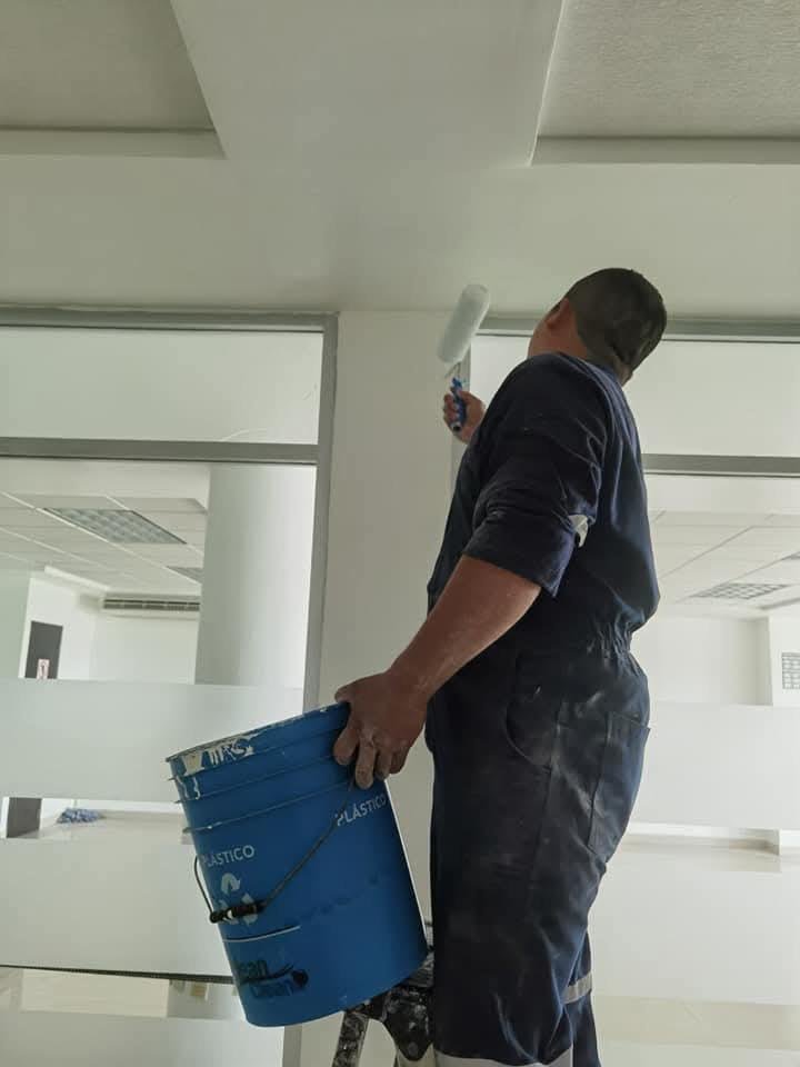 Aplicación de pintura en interiores