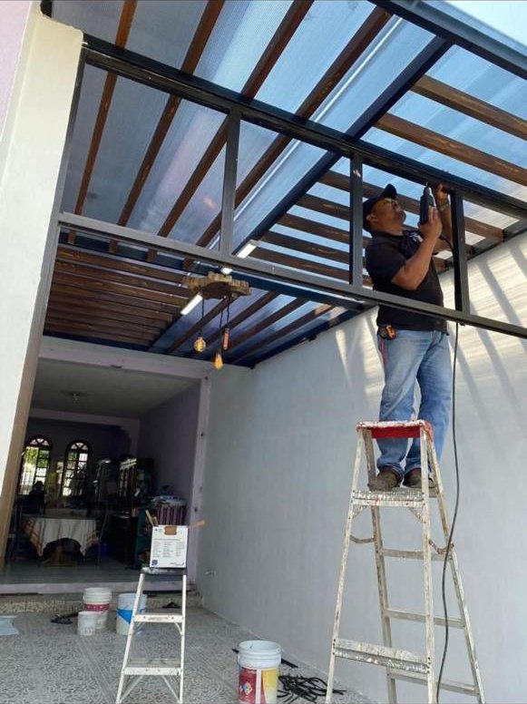 Instalación de techado de policarbonato