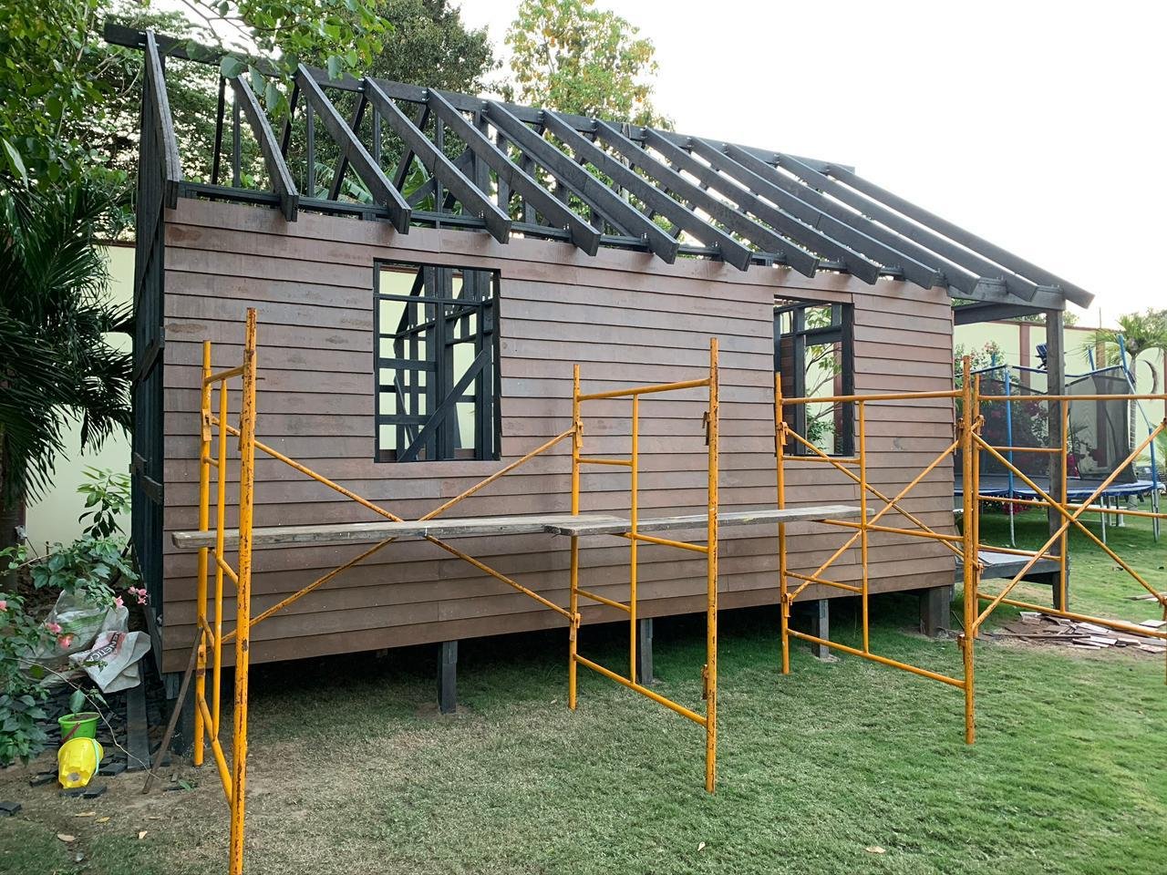 Cabaña en construcción, estructura de herrería y madera