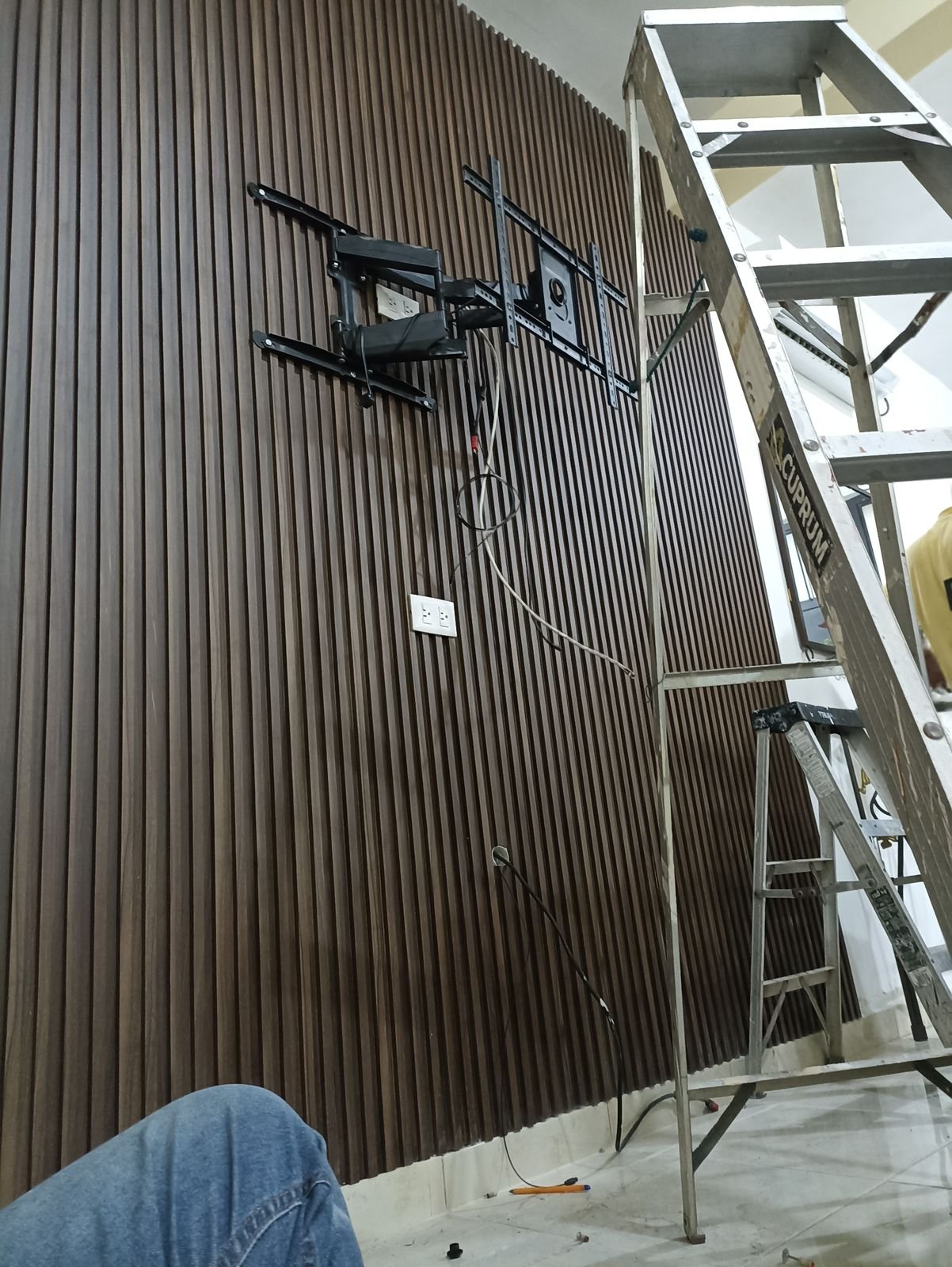 Instalación de panel WPC para centro de entretenimiento