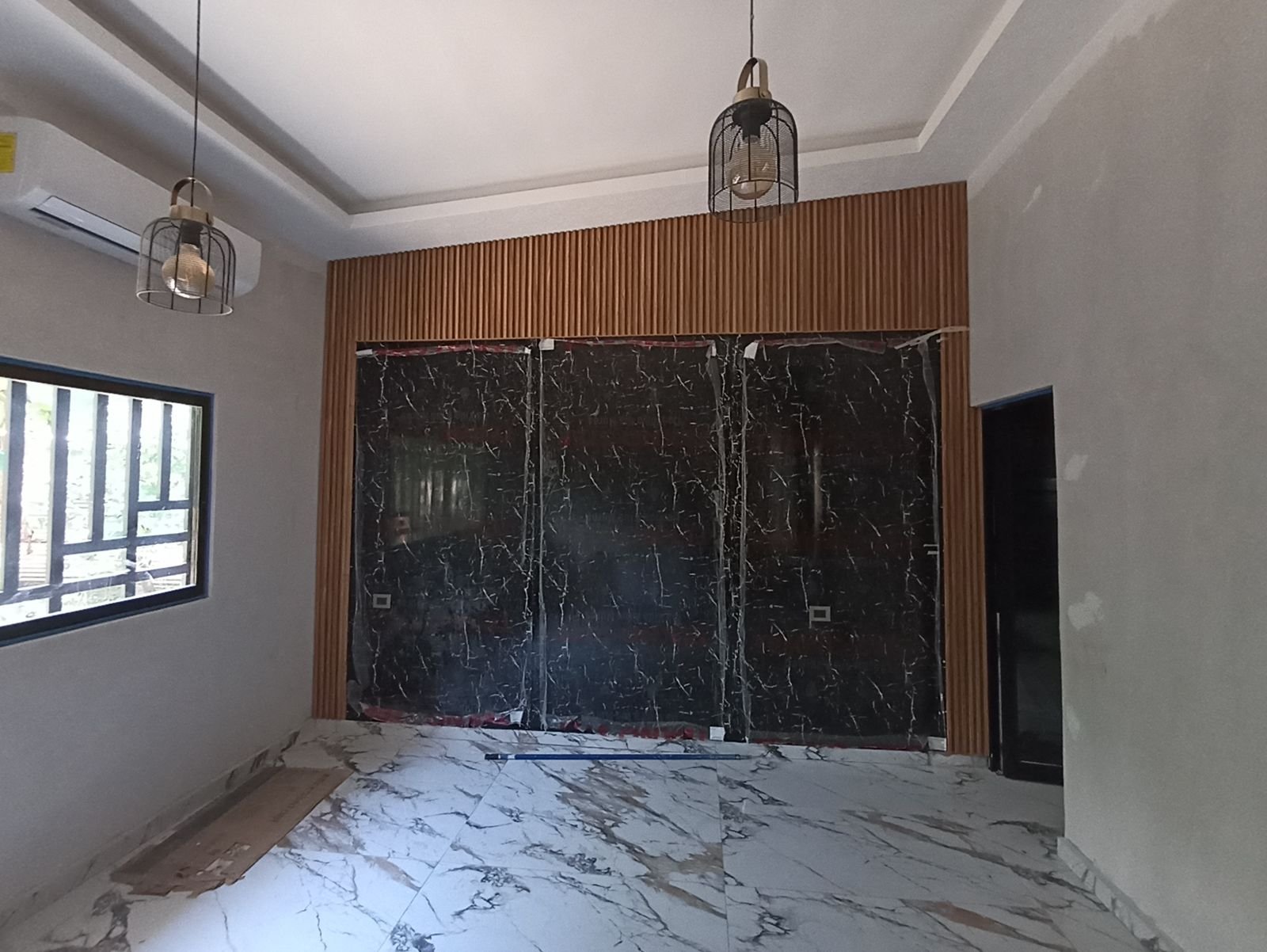 Muro de mármol negro en instalación